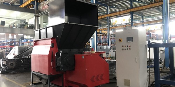 廢棄<i style='color:red'>塑料薄膜</i>處理難？恩派特廢舊薄膜撕碎機(jī)助回收