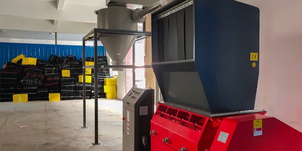 PE薄膜污染環(huán)境危害大？塑料PE薄膜破碎機來解決