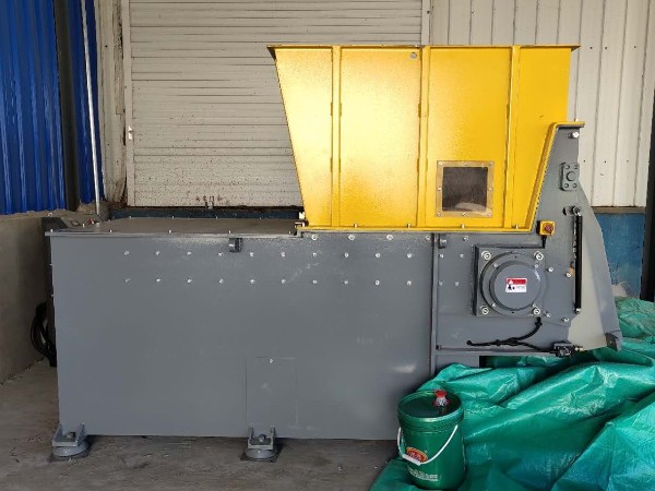 鄭州某氨綸設(shè)備制造公司定制塑料撕碎機(jī)案例