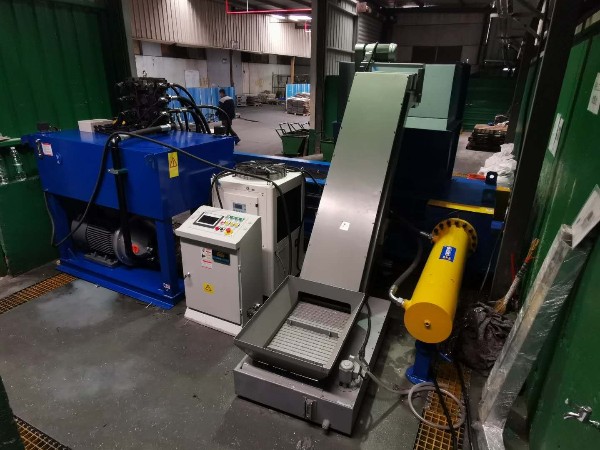 青島某活塞公司定制鋼屑壓餅機(jī)案例