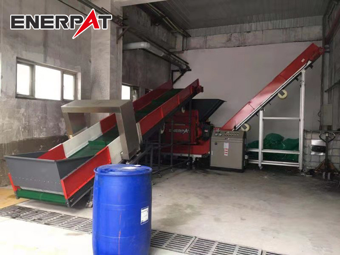 藍(lán)桶破碎機(jī)現(xiàn)場2