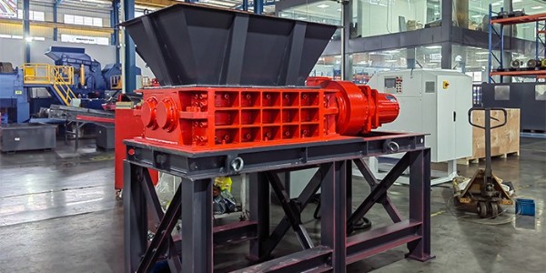 廢棄工業(yè)垃圾處理難？來看看一般工業(yè)垃圾撕碎機(jī)