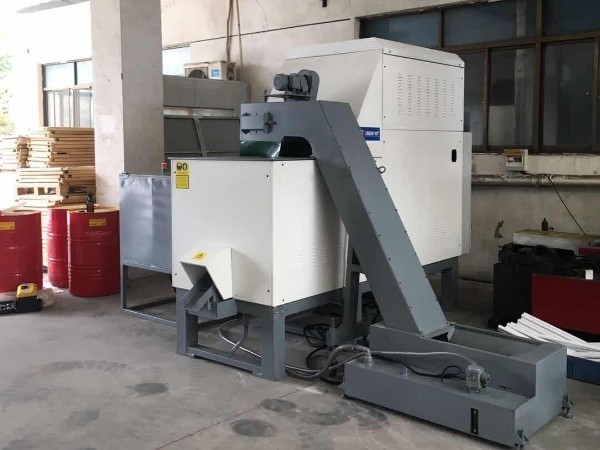 福州某鋁業(yè)公司定制鋁屑壓餅機(jī)案例