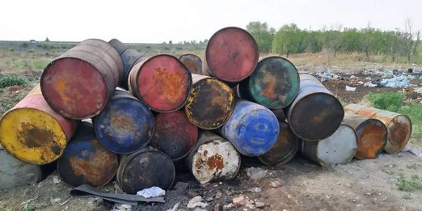 廢油桶怎么處理？油桶撕碎機(jī)助力廢油桶回收再利用