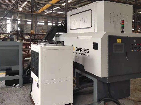 浙江某精密鑄造廠定制鋼屑壓餅機(jī)案例